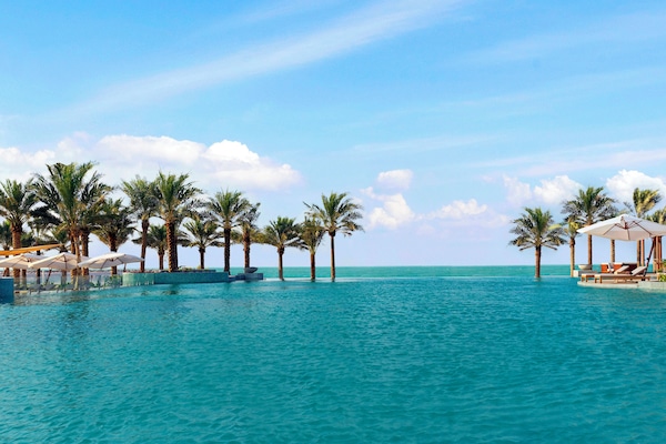 Una piscina al aire libre (de 08:00 a 19:00), sombrillas, tumbonas