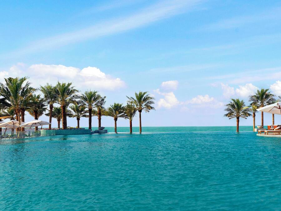 AuĂenpool, geöffnet von 08:00 Uhr bis 19:00 Uhr, Sonnenschirme