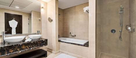 Un baño moderno con dos lavamanos, una bañera e hidromasaje.