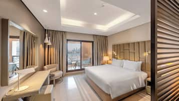 Deluxe Studio, 1 King Bed | In-room safe, desk, laptop workspace, blackout curtains