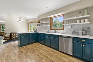 Fridge, microwave, oven, stovetop - The Billy Pig Lodge – Pool, Hot tub & 7 acres! (Lucas)