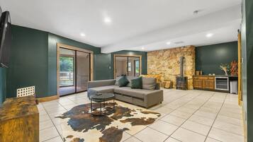 Smart TV, caminetto, videogiochi, tavolo da ping pong