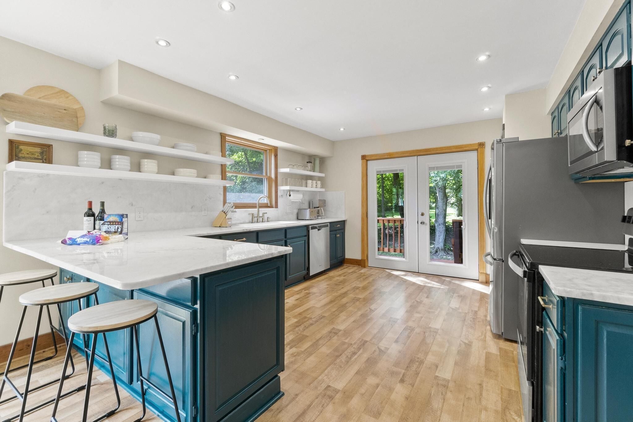 Jääkaappi, mikroaaltouuni, uuni, liesi