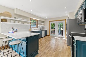 Fridge, microwave, oven, stovetop - The Billy Pig Lodge – Pool, Hot tub & 7 acres! (Lucas)