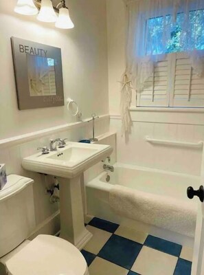 Badewanne, Haartrockner, Handtücher, Seife