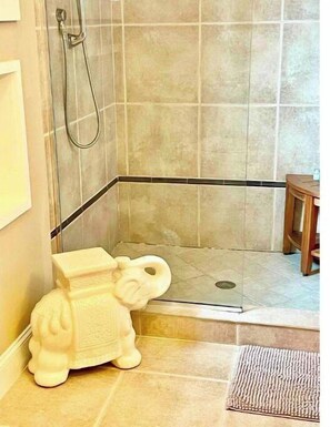 Badewanne, Haartrockner, Handtücher, Seife