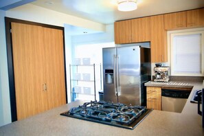 Refrigerador, microondas, horno y parrilla de estufa 