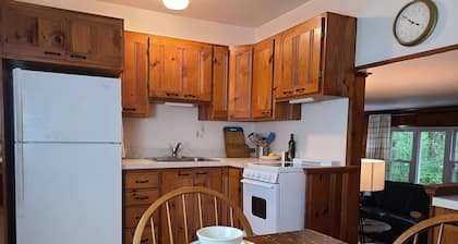 Laurel Highlands Crab Run 3 BR 2 B Creekside Cottage
