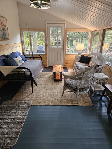 Laurel Highlands Crab Run 3 BR 2 B Creekside Cottage