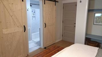 3 bedrooms, desk, iron/ironing board, travel crib