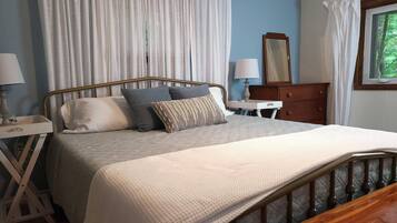 3 bedrooms, desk, iron/ironing board, travel crib