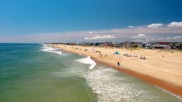 Plage à proximité, chaises longues, serviettes de plage