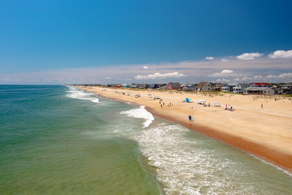 Perto da praia, espreguiçadeiras, toalhas de praia