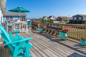 Outdoor dining - Modern Beach Cottage! Short Walk to the Beach!! (Kitty Hawk)
