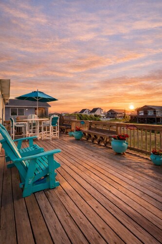 Walk to Beach • Sleeps 10 • Yard Games + BBQ
