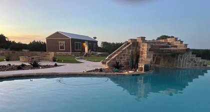 Poolside guesthouse in beautiful Hill Country