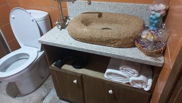 Ducha, secador de pelo, toallas y jabón