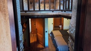 Un intérieur rustique avec un escalier en bois menant à une mezzanine.