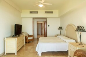 Ein Hotelzimmer mit Bett, Fernseher, Schreibtisch und Stuhl.