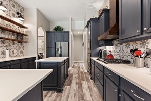 Réfrigérateur, four à micro-ondes, un four, surface de cuisson