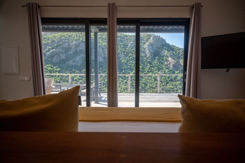 Sweet Hill Studio Piña