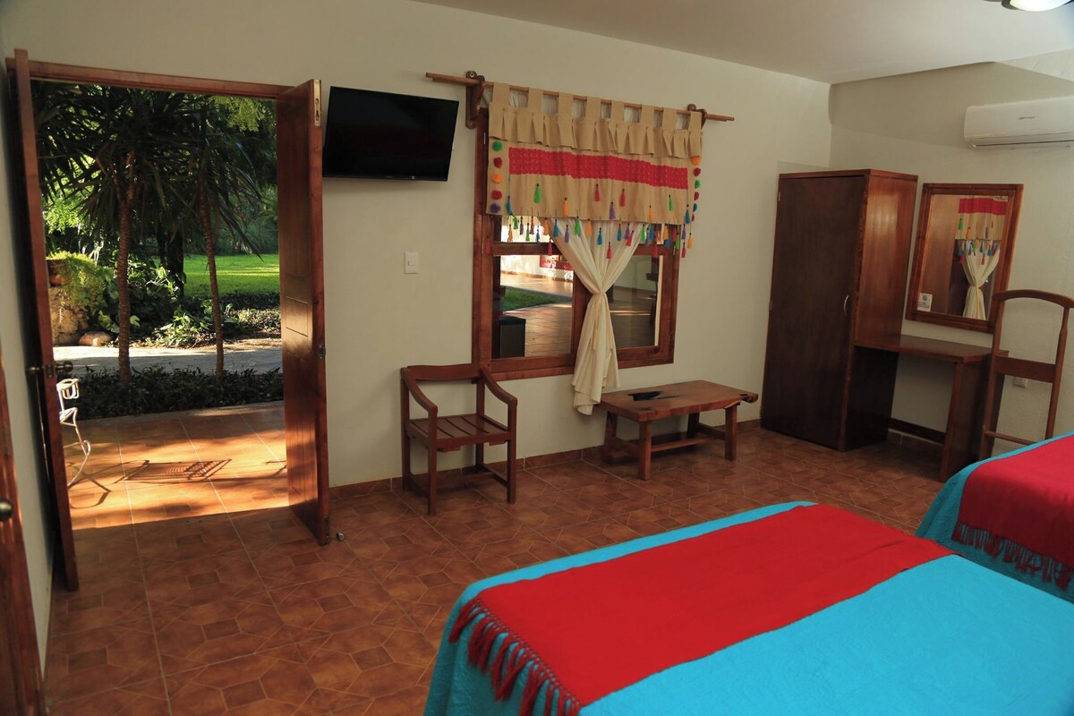 Quarto clássico, barras de apoio para chuveiro, vista para o jardim | Ferros/tábuas de passar roupa, Wi-Fi de cortesia