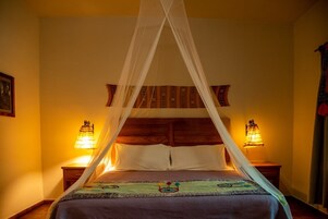 Superior Room, 1 King Bed | Individually decorated, individually furnished, iron/ironing board