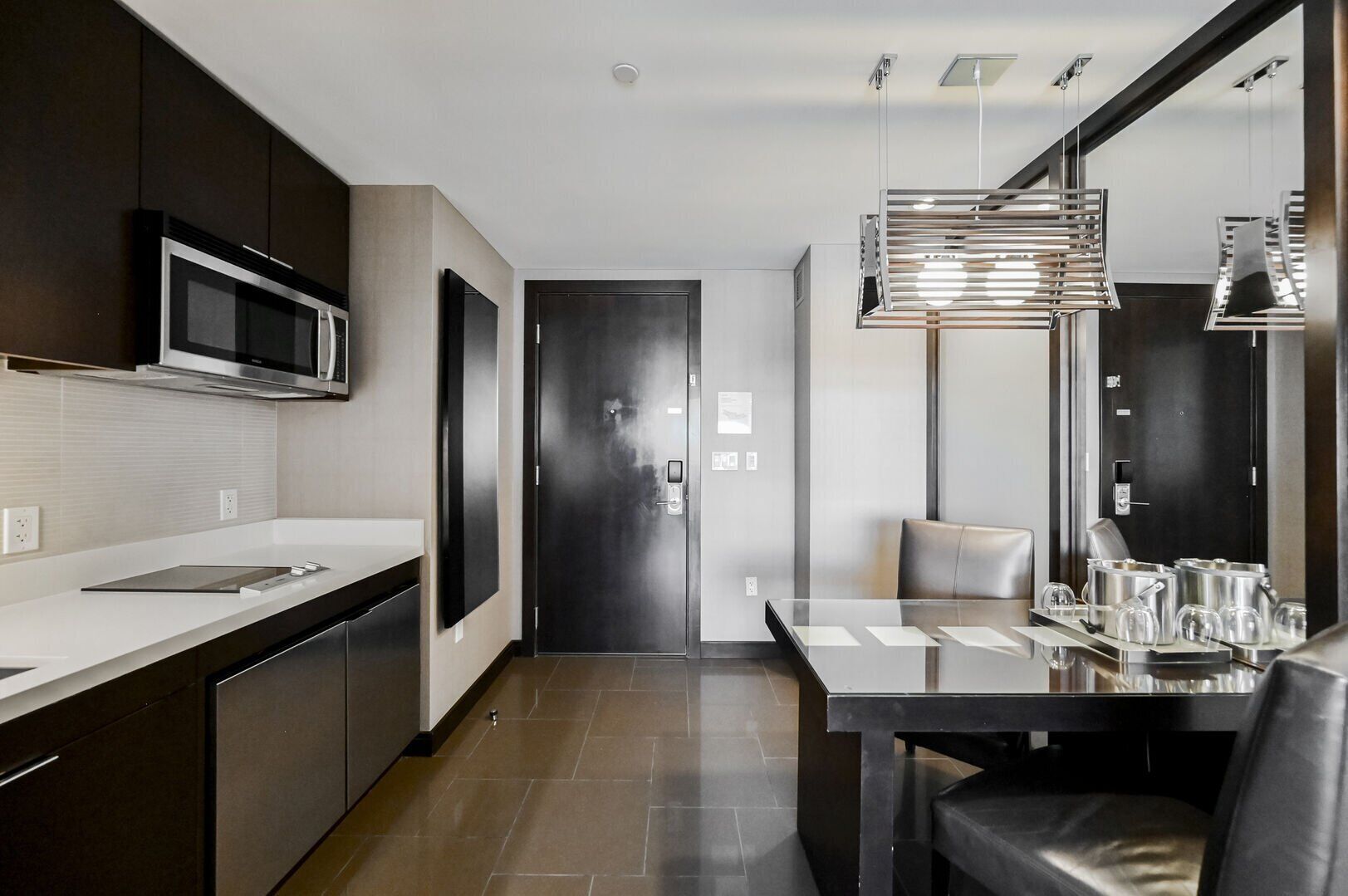 Refrigerador, microondas, horno, placa de cocina