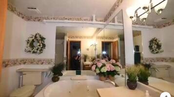 Dusche, Whirlpool, Haartrockner, HandtĂŒcher