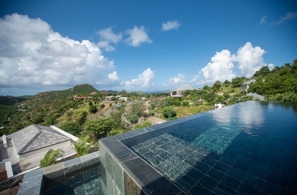 Et oppvarmet basseng