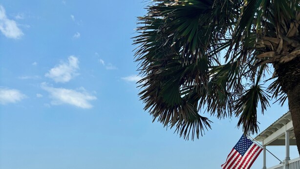 A beachside restaurant with outdoor seating overlooking the ocean, a wooden deck, and a view of the beach. - Tupelo Bay Getaway. Stylish & Upscale Villa. Newly Built. Beach,Golf,Pools,Sun! (Murrells Inlet)