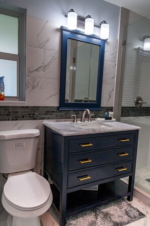 Chuveiro, secador de cabelo, toalhas de banho, sabonete