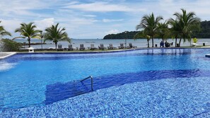 Outdoor pool - Luxury apartment with private beach and sea view (Panama)