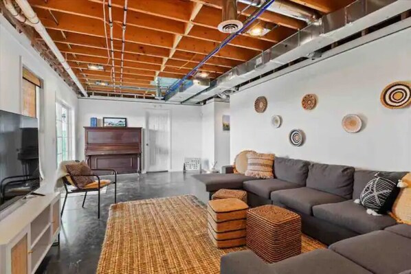 Smart TV, fireplace, music library, stereo