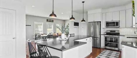 Geladeira, micro-ondas, fogão, cooktop