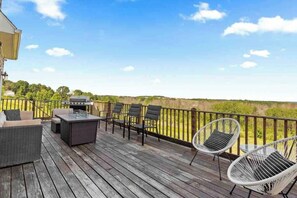Outdoor dining - Beautiful and Secluded getaway on 10 acres (Canandaigua)