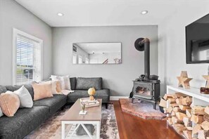 Smart TV, fireplace, music library, stereo