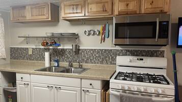 Geladeira, micro-ondas, cooktop, cafeteira/chaleira