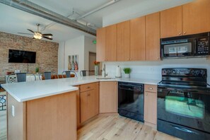 Frigorífico, microondas, horno y placa de cocina