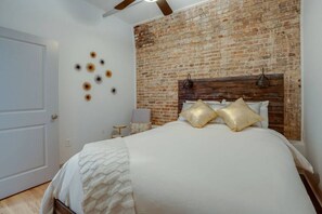 4 quartos, escrivaninha, ferros/tábuas de passar roupa