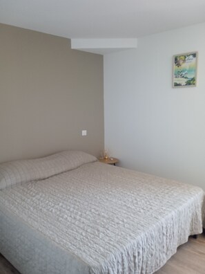 3 bedrooms, desk, iron/ironing board, travel cot