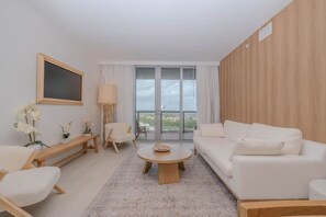 Smart TV - Luxury Ocean Views Apt in Hallandale Beach (Hallandale Beach)