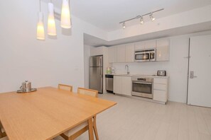 Een koelkast, een microgolfoven, een oven, een kookplaat