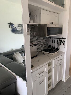 Frigorifero, microonde, forno, piano cottura