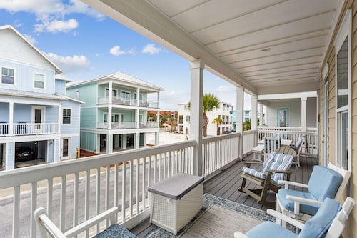 Seaside Cottage: Community Pool, Hot Tub and Gated. Sleeps 11. Dog Friendly!