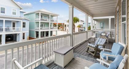 Seaside Cottage: Community Pool, Hot Tub and Gated. Sleeps 11. Dog Friendly!