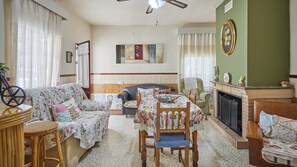 Een televisie en een open haard