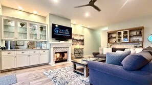 TV, caminetto, libri