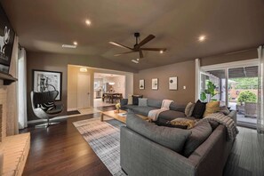 Smart TV, fireplace