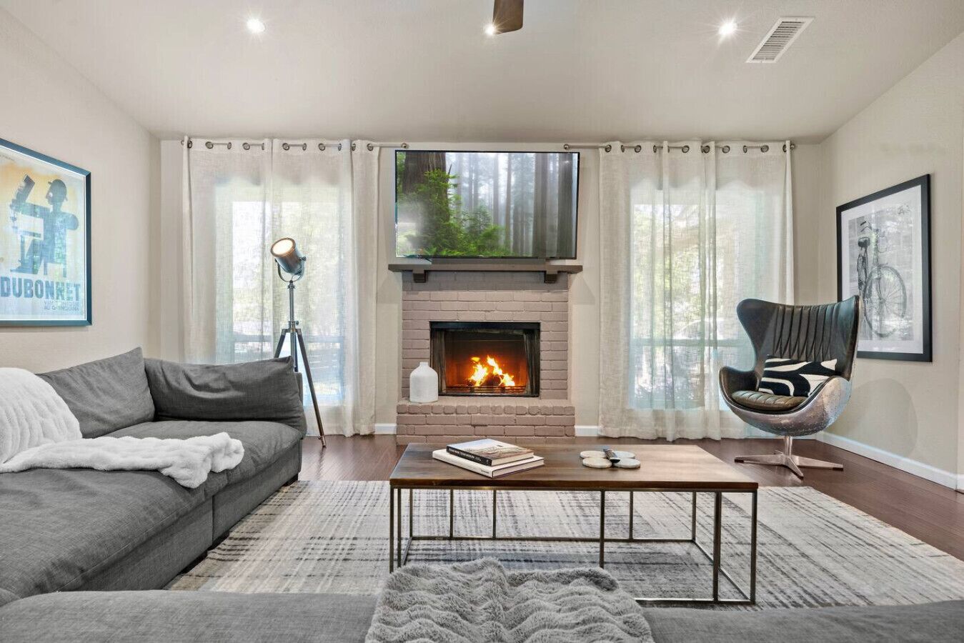 Smart-TV, peis, bøker og stereoanlegg